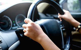 Młodzi kierowcy powodują najwięcej wypadków. Co zrobić żeby to zmienić?